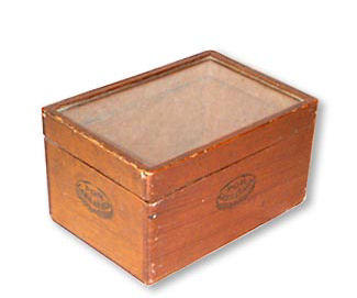 Por Larranaga Glass top cabinet, 19